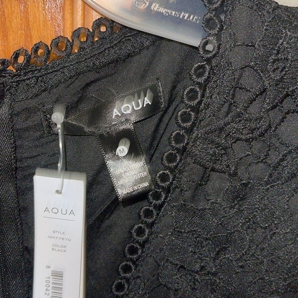 V-neck/O-ring detail Long sleeves A-line silhouette Concealed back zip closure - Picture 7 of 11